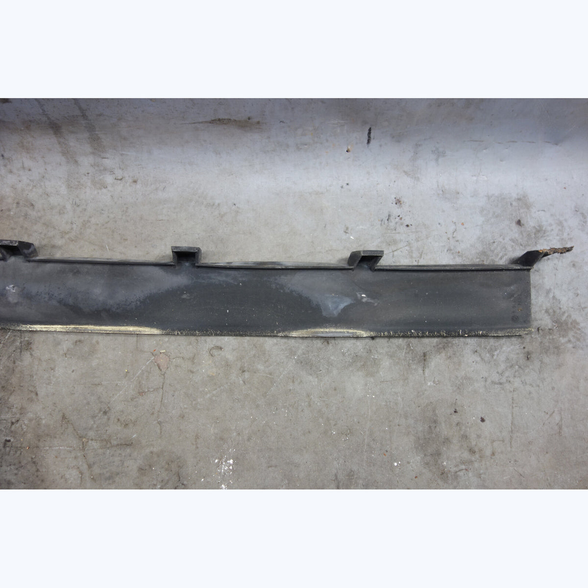 Damaged 1982-1988 BMW E28 5-Series Rear Center Top Bumper Trim Cover Black OEM