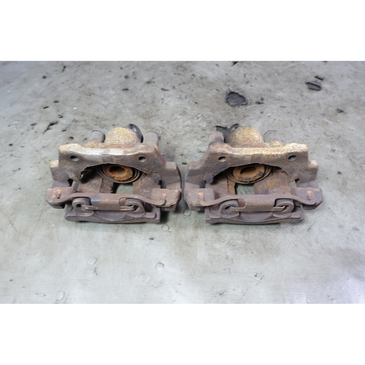 03-05 BMW E85 Z4 2.5i Roadster Factory Rear Axle Brake Caliper Pair w Mounts OEM
