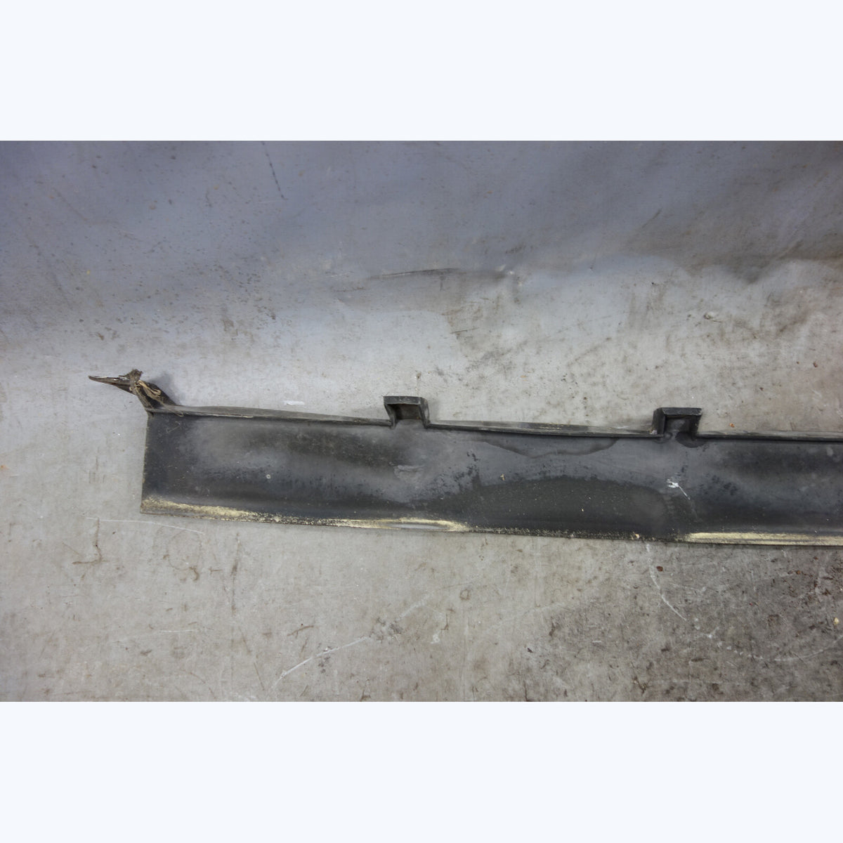 Damaged 1982-1988 BMW E28 5-Series Rear Center Top Bumper Trim Cover Black OEM