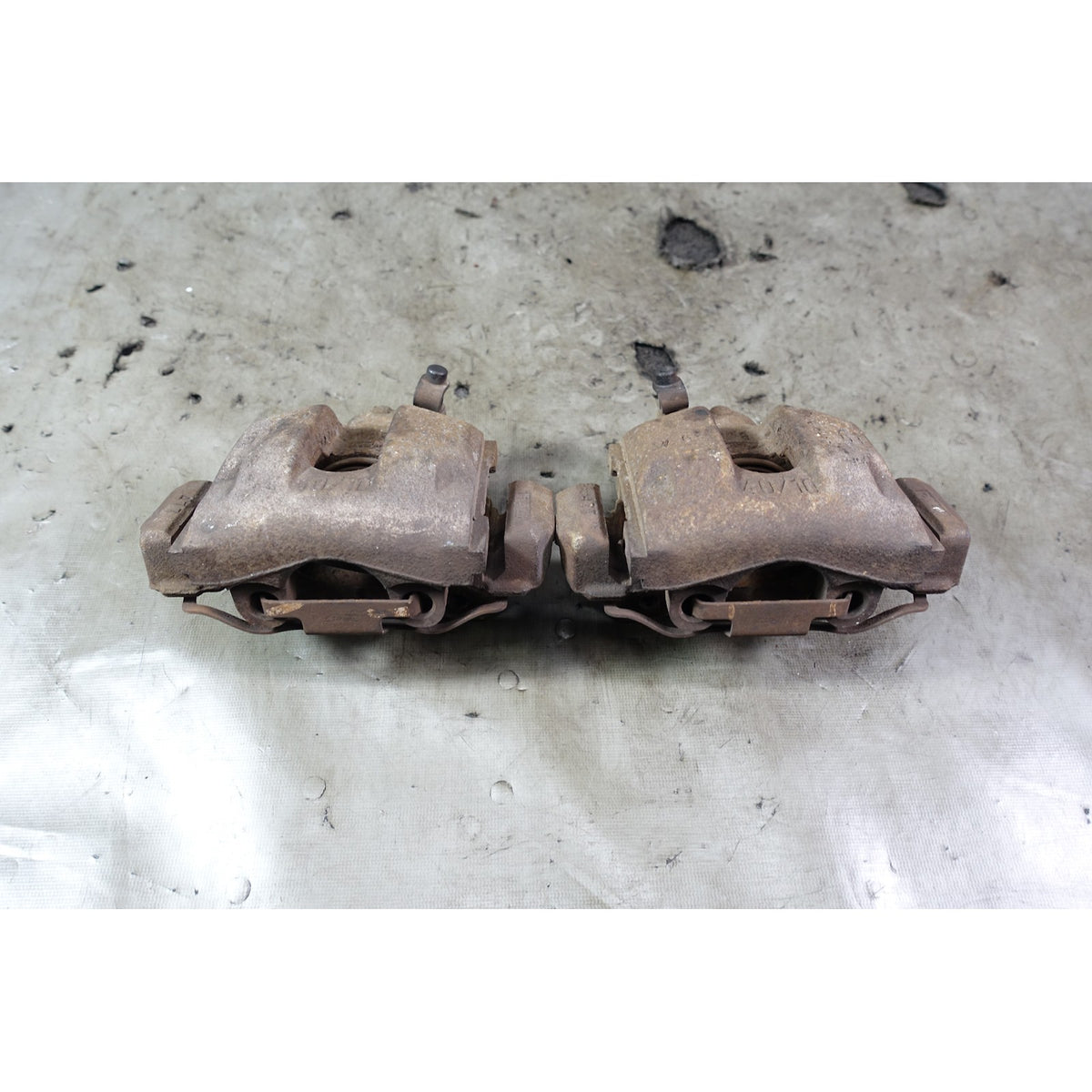 03-05 BMW E85 Z4 2.5i Roadster Factory Rear Axle Brake Caliper Pair w Mounts OEM