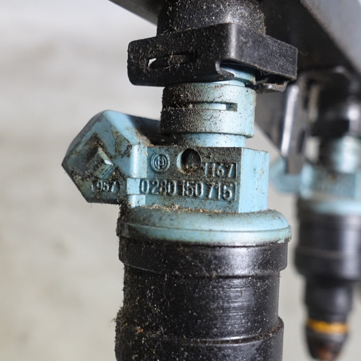 Damaged 1987-1993 BMW E30 325i 325ix M20 Fuel Rail with Injectors OEM 1987-1993