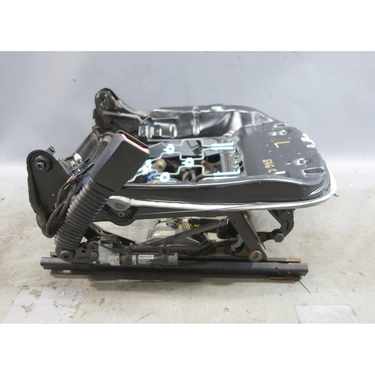 00-06 BMW E46 Convertible Left Front Basic Seat Rail Frame Base Electric OEM