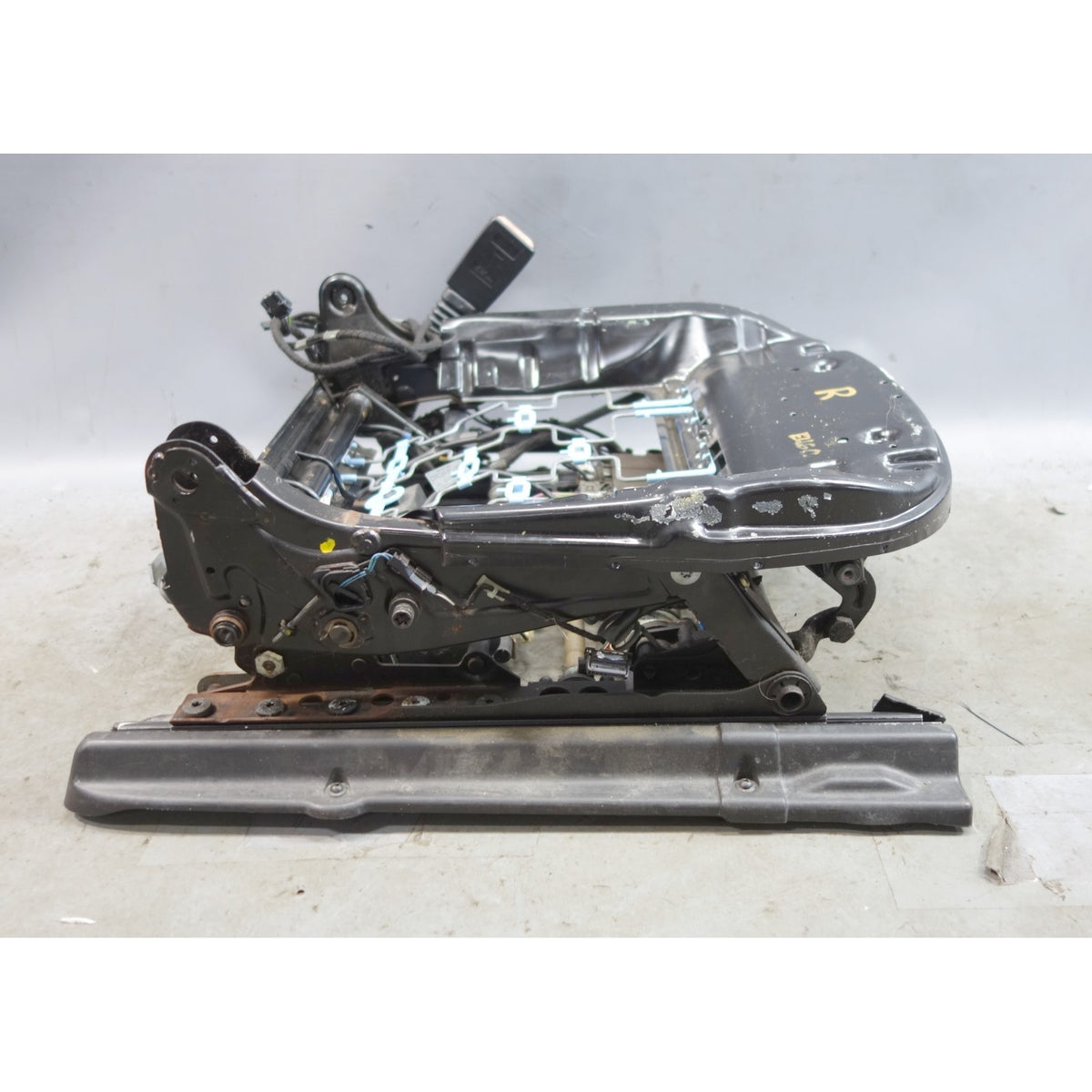 00-06 BMW E46 Convertible Right Front Basic Seat Rail Frame Base Electric OEM