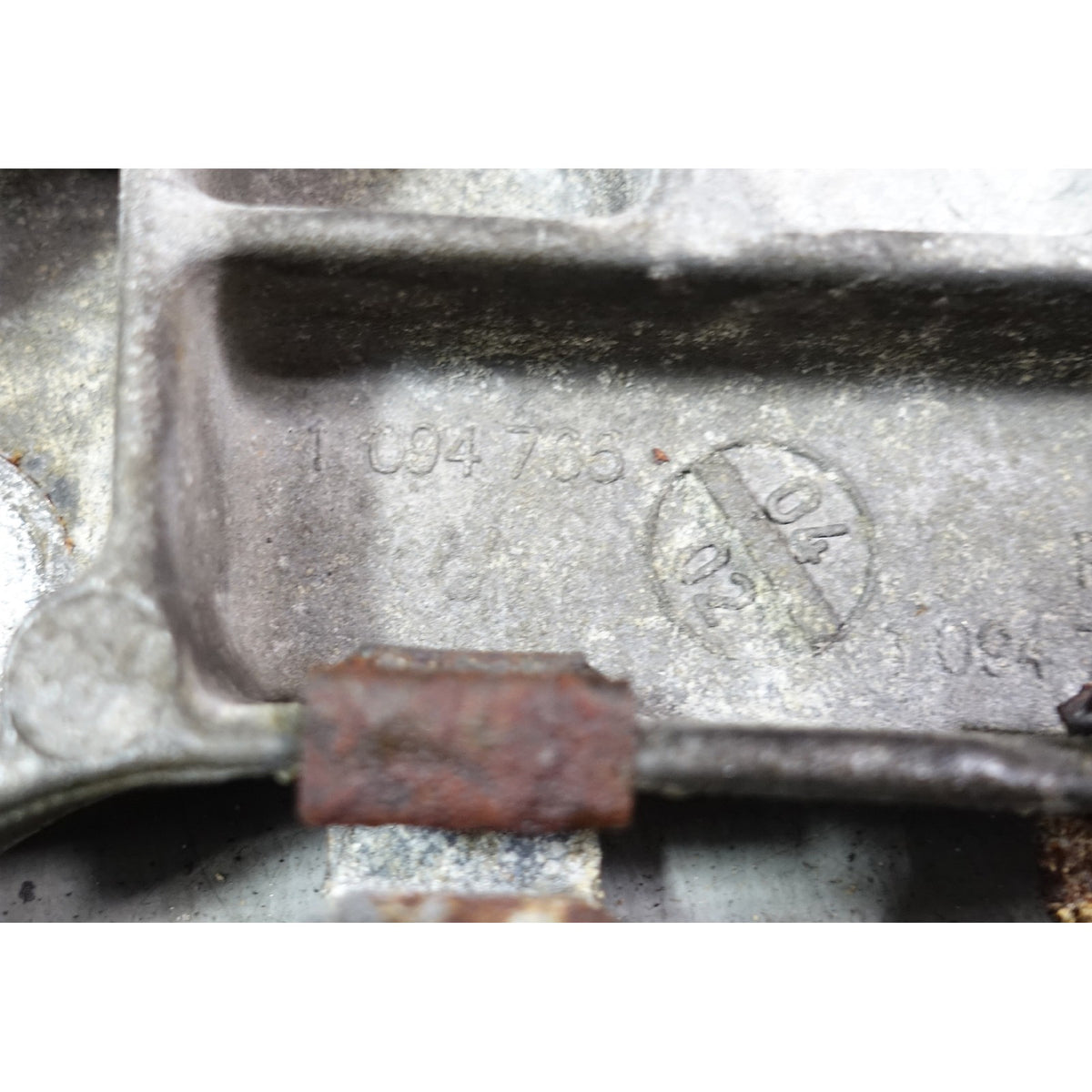 97-03 BMW E39 540i Touring Sedan Cross Member Mount Bracket for Auto Trans OEM