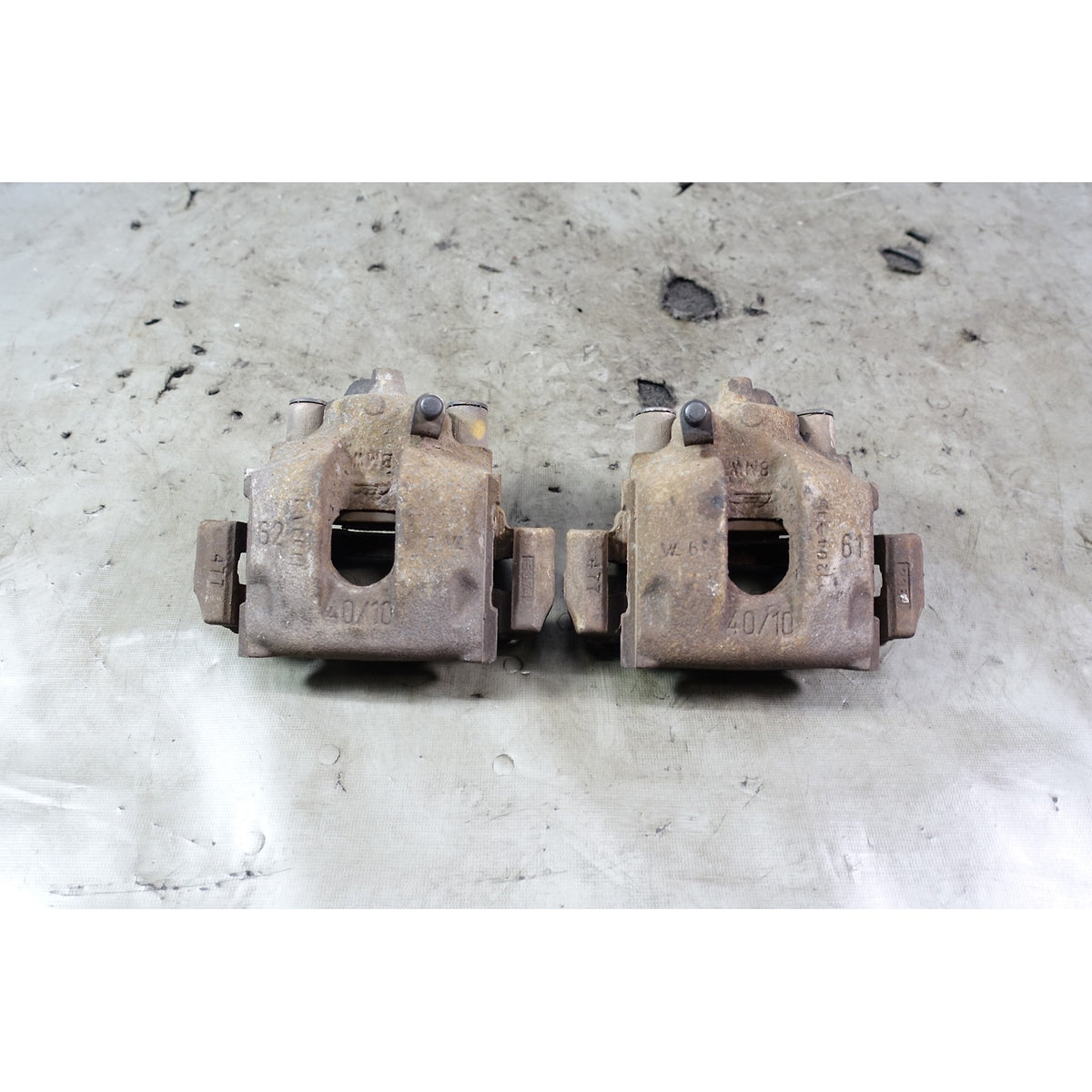 03-05 BMW E85 Z4 2.5i Roadster Factory Rear Axle Brake Caliper Pair w Mounts OEM