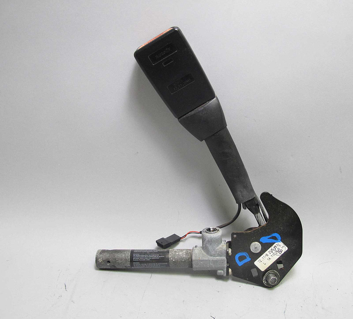 BMW E38 E39 5-Series  Late Model Left Front Drivers Lower Seat Belt Buckle Catch