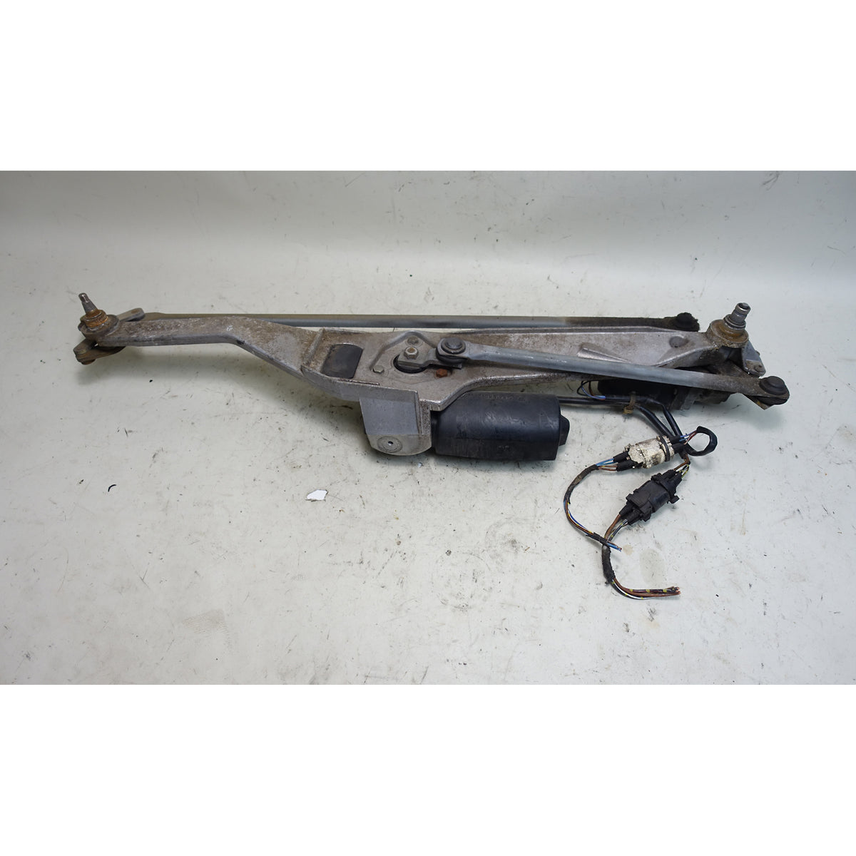 Damaged 1988-1989 BMW E32 7-Series Windshield Wiper Linkage Assembly w Motor OEM