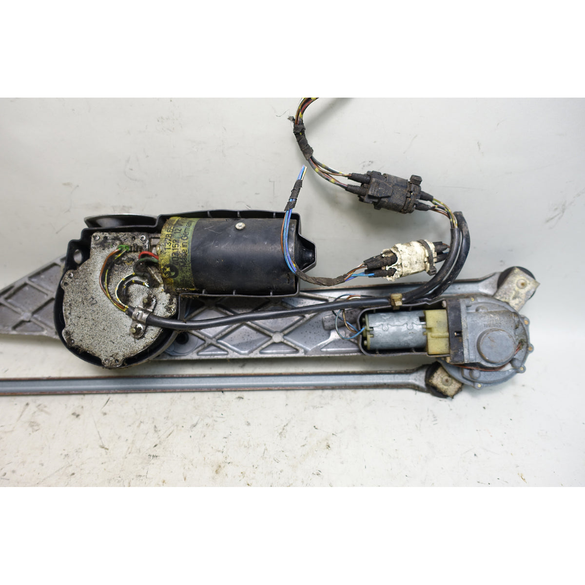 Damaged 1988-1989 BMW E32 7-Series Windshield Wiper Linkage Assembly w Motor OEM