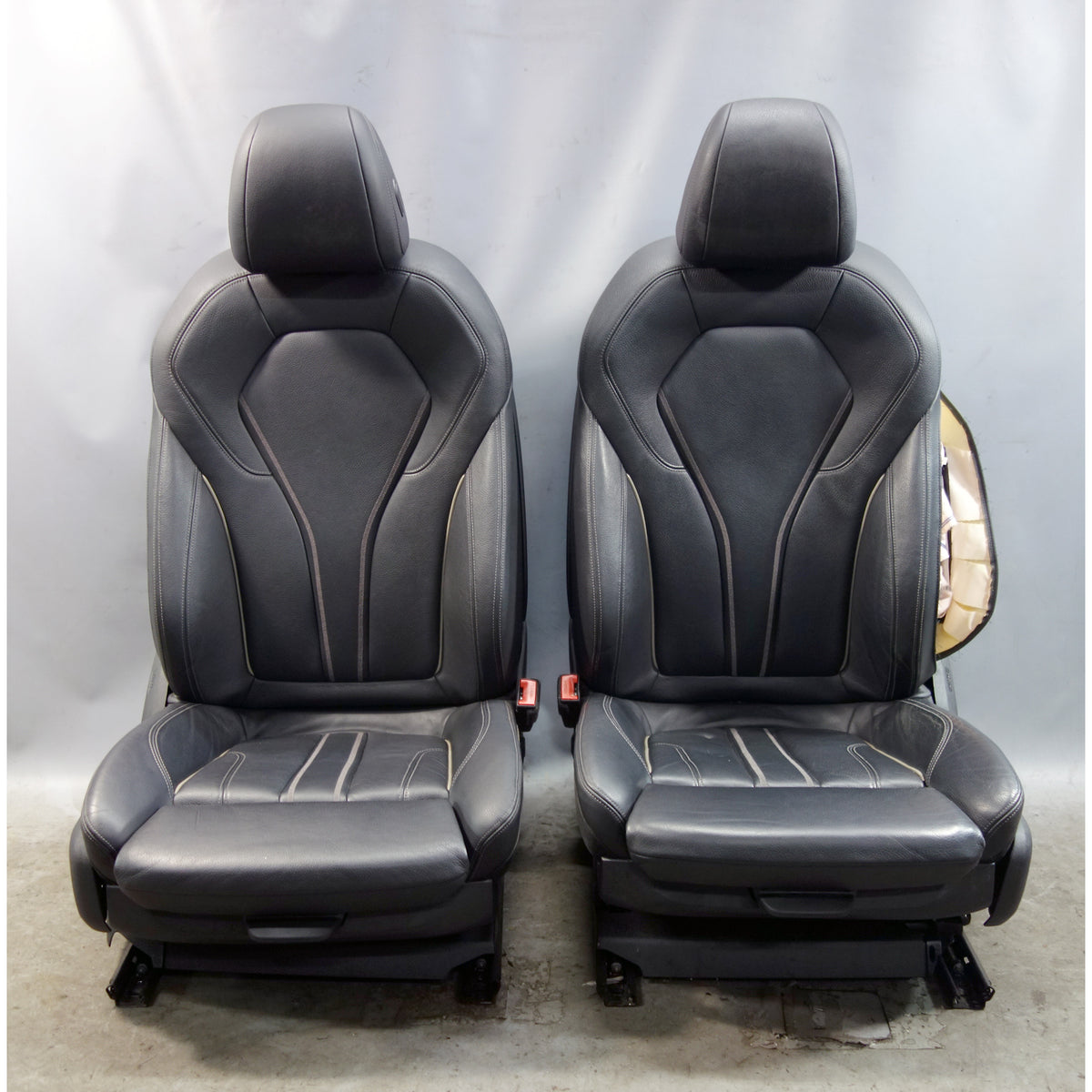 Damaged 17-23 BMW G30 5-Series Front Sport Seat Pair Black Leather Exclusive OEM