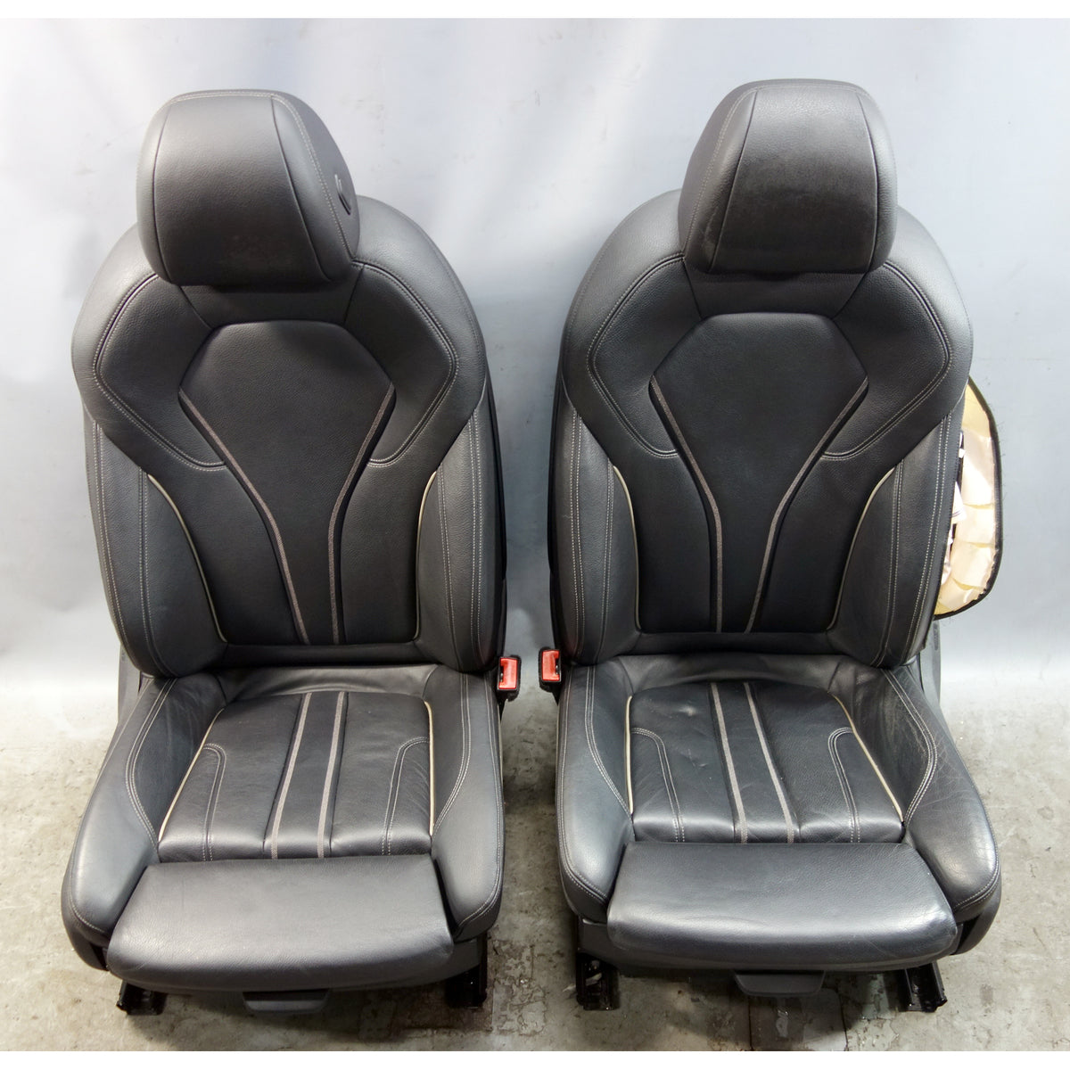 Damaged 17-23 BMW G30 5-Series Front Sport Seat Pair Black Leather Exclusive OEM