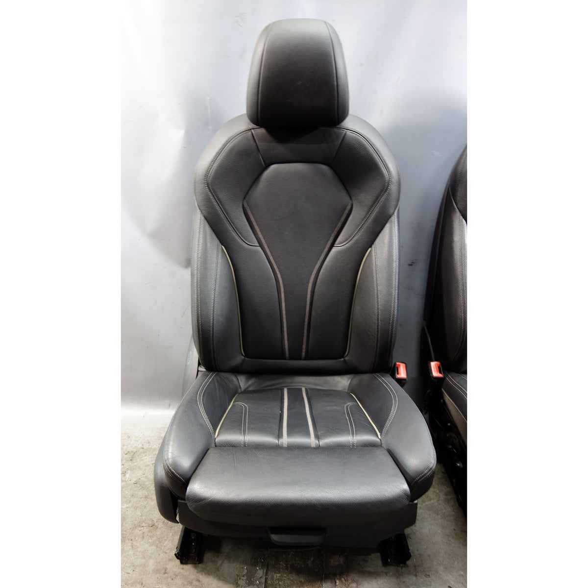 Damaged 17-23 BMW G30 5-Series Front Sport Seat Pair Black Leather Exclusive OEM